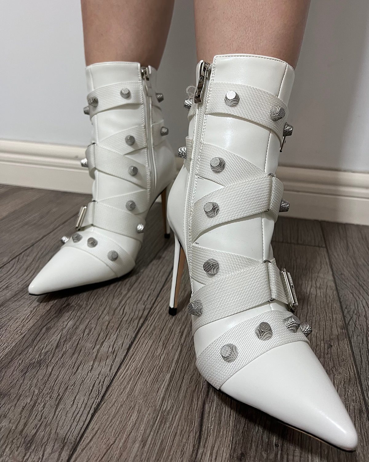 Matte leather pointed toe studs ankle boots