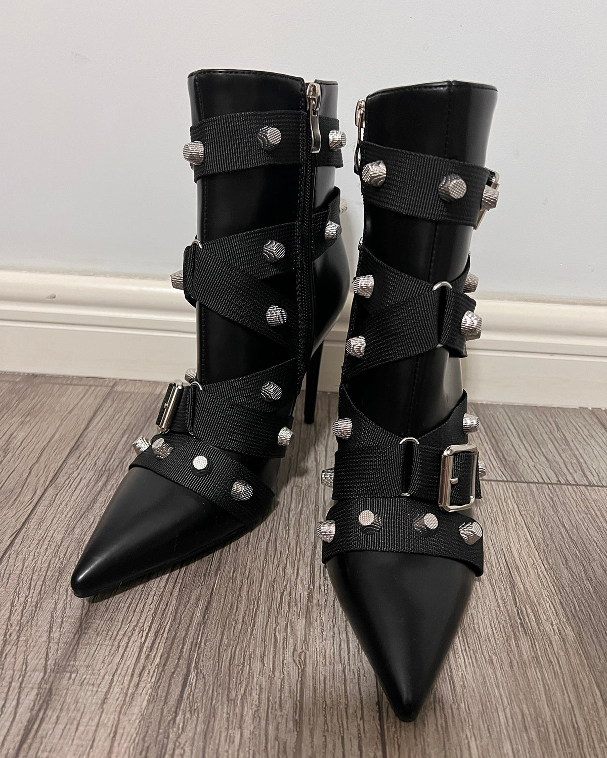 Matte leather pointed toe studs ankle boots