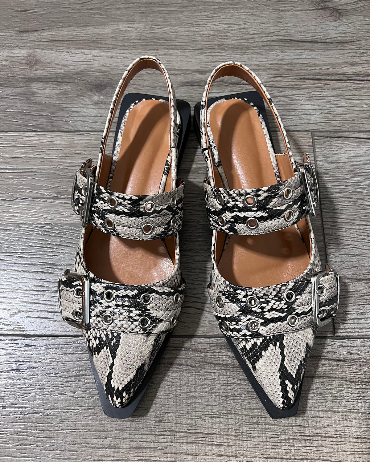 Snake leather pointed toe big buckle flat shoes