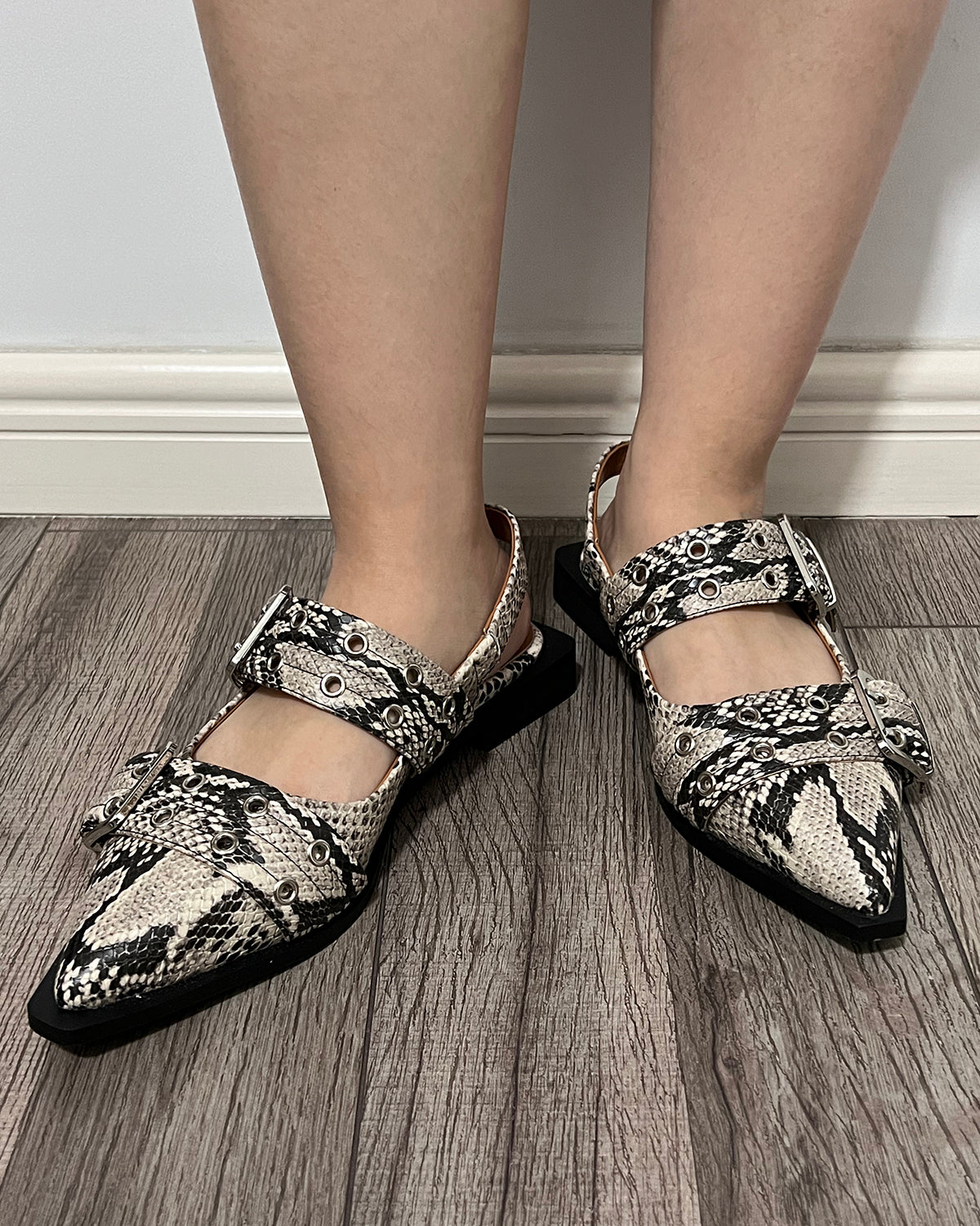 Snake leather pointed toe big buckle flat shoes