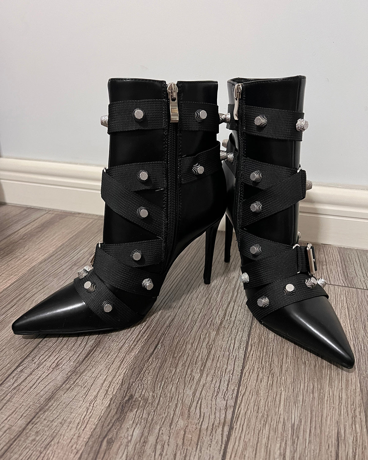 Matte leather pointed toe studs ankle boots